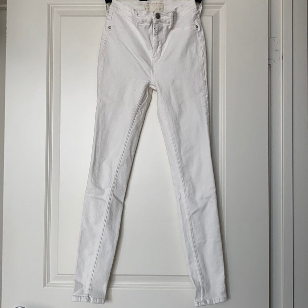 Free people white skinny jeans!!